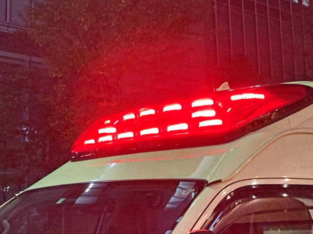 93歳の女性、バックした63歳娘の車に轢かれ死亡　娘「母が転倒したことを見て車が動いてしまった」